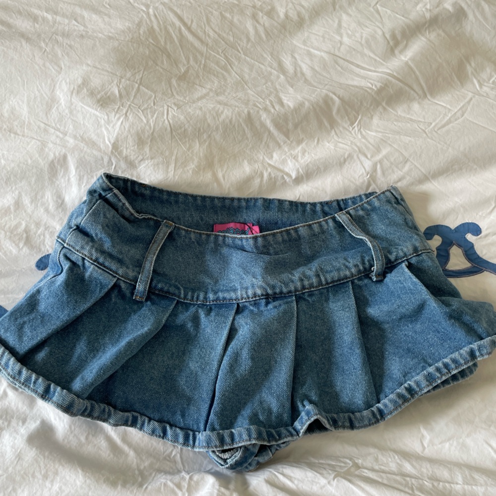 Edikted micro jean skort, pleated.